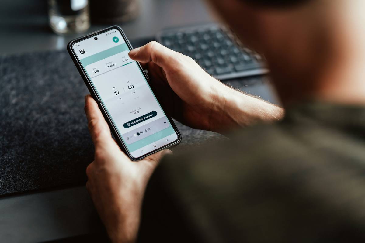 Side-by-side comparison of failed vs successful day habit app usage patterns
