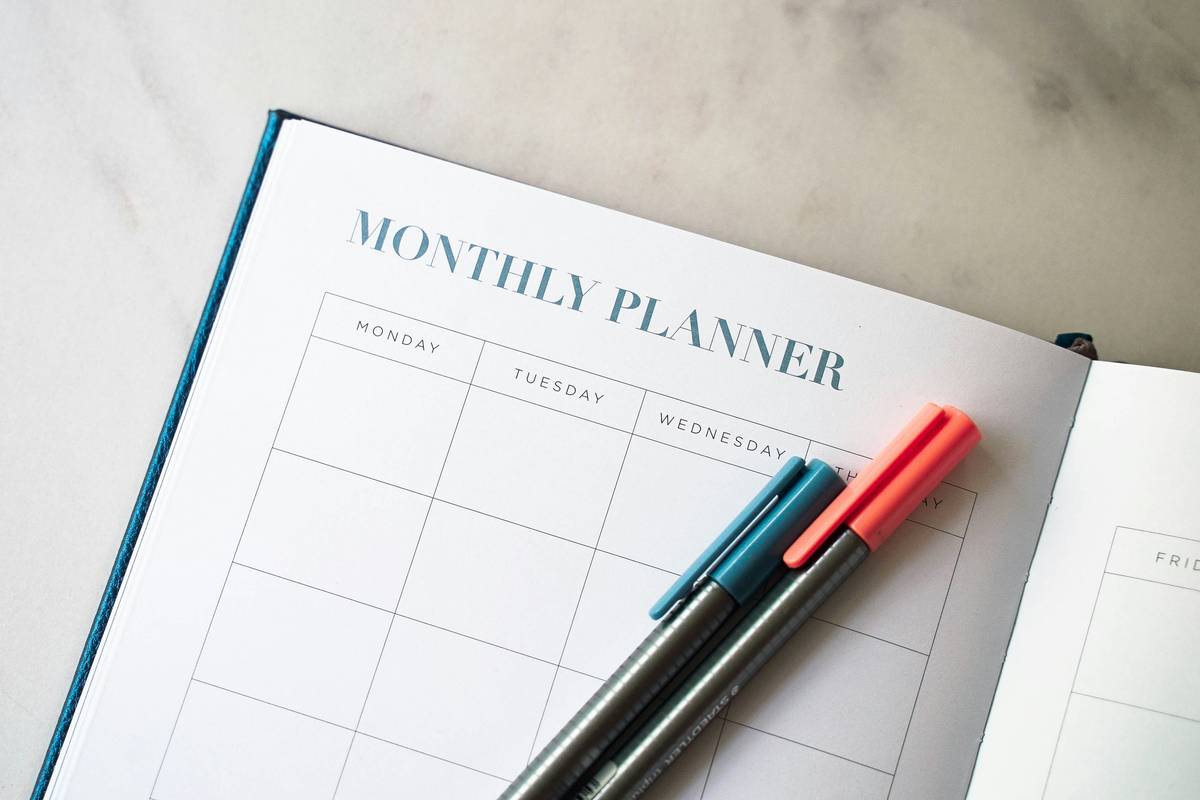 daily plan tracker showing energy-based time blocking versus traditional scheduling